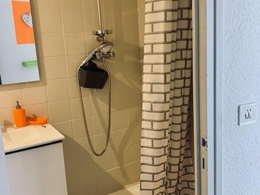 Kúpeľňa v ubytovaní Studio cosy au centre-ville avec Wi-Fi, animaux admis - FR-1-703-139