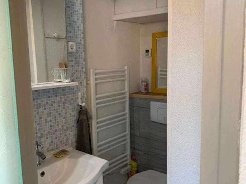 Kúpeľňa v ubytovaní Studio Mezzanine 20m², 2 pers, Parking, Ascenseur, Amélie-les-Bains - FR-1-703-150