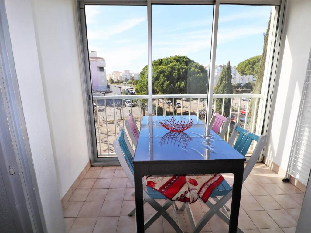 a table and chairs on a balcony with a view at Appartement Le Grau-du-Roi, 2 pièces, 6 personnes - FR-1-307-8 in Le Grau-du-Roi