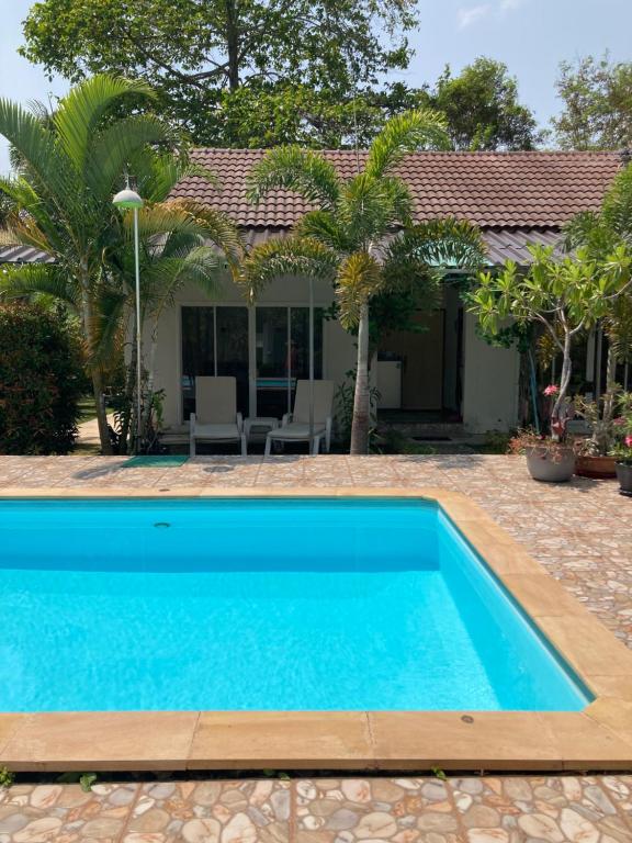 Vacation House with tropical garden and private pool - Housity
