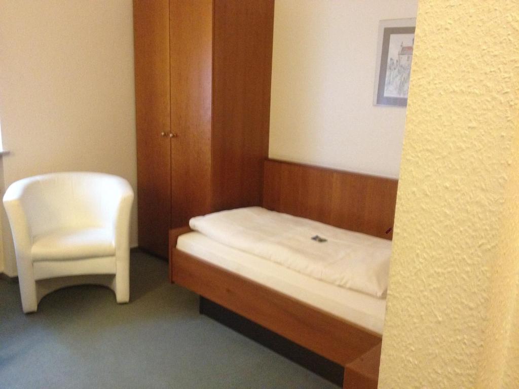 Postel nebo postele na pokoji v ubytování Hotel am Bergl