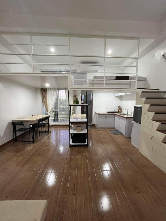 een grote woonkamer met een tafel en een keuken bij ARJ Property Rental Family Rooms in Bauang