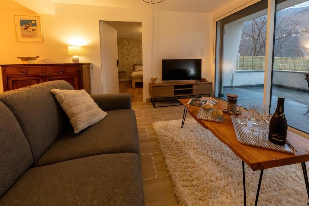 Televízia a/alebo spoločenská miestnosť v ubytovaní Les appartements de Clélia