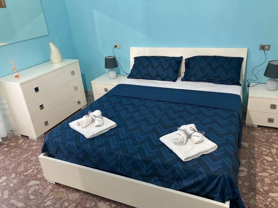 um quarto com uma cama com toalhas em La scaletta sul mare di Pizzo [ WiFi e Disney+ ] em Pizzo
