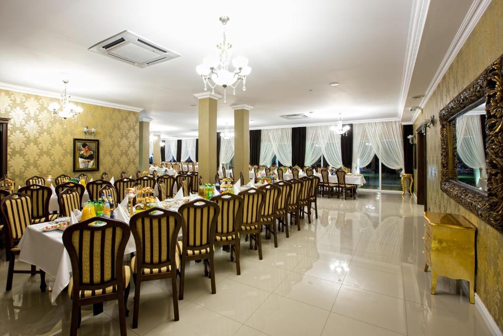 Reštaurácia alebo iné gastronomické zariadenie v ubytovaní Hotel Millenium