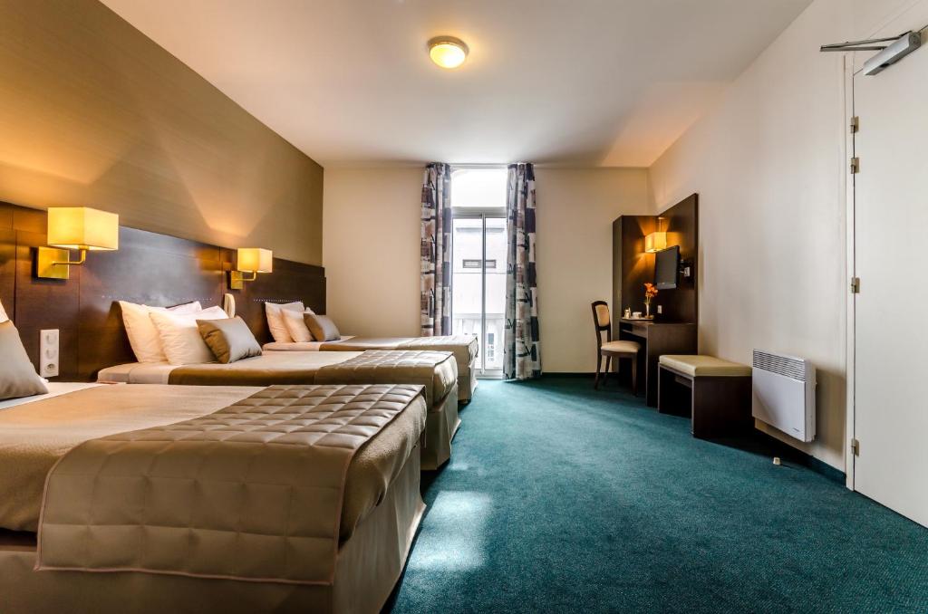Postel nebo postele na pokoji v ubytování Hôtel Croix des Bretons - Lourdes Pyrénées