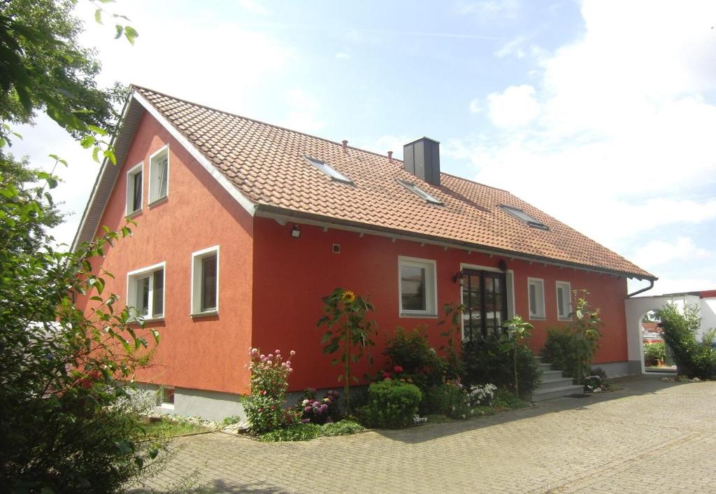 a red house with a red roof at Ferienwohnung Weinklang in Volkach