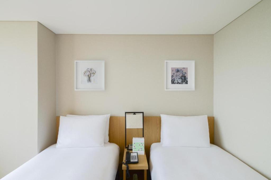 Postel nebo postele na pokoji v ubytování Harbor Park Hotel