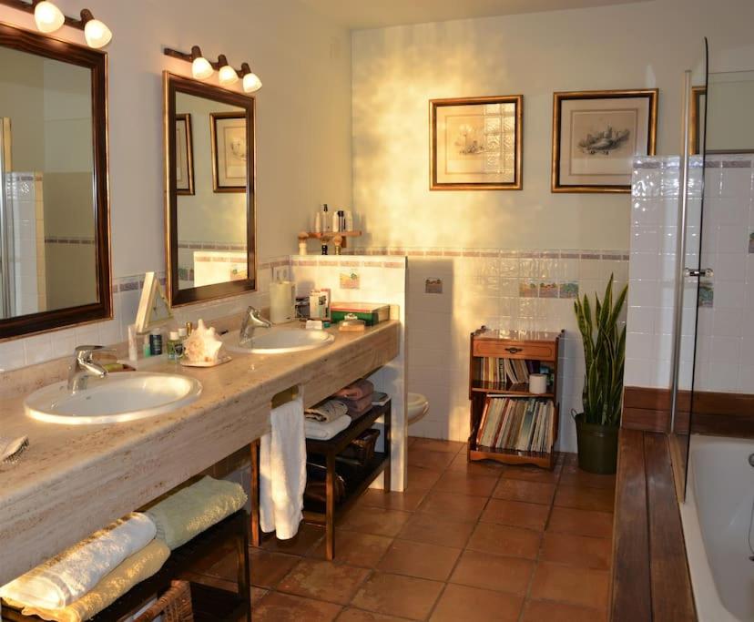 A bathroom at Villa Sitges Julia Vista Espectacular 2 k m s de la Playa Comoda & Area Tranquila Amplitud interior y plana