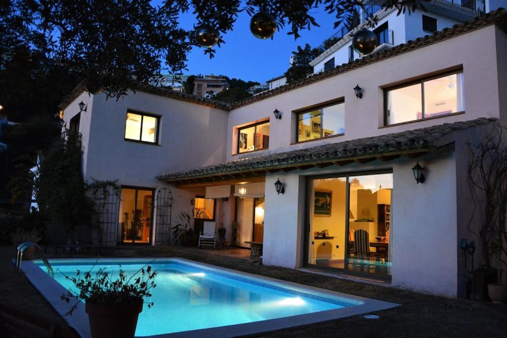 The swimming pool at or close to Villa Sitges Julia Vista Espectacular 2 k m s de la Playa Comoda & Area Tranquila Amplitud interior y plana