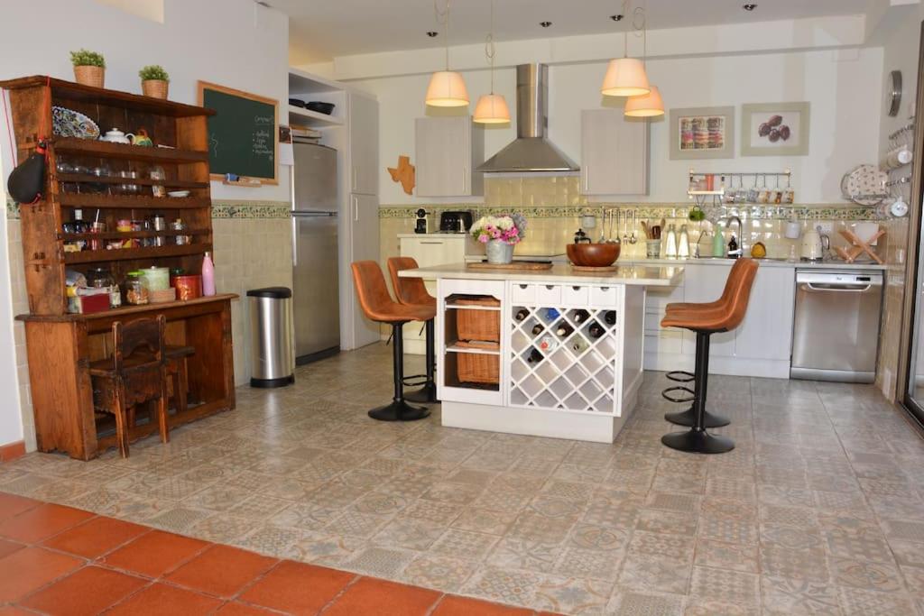 A kitchen or kitchenette at Villa Sitges Julia Vista Espectacular 2 k m s de la Playa Comoda & Area Tranquila Amplitud interior y plana