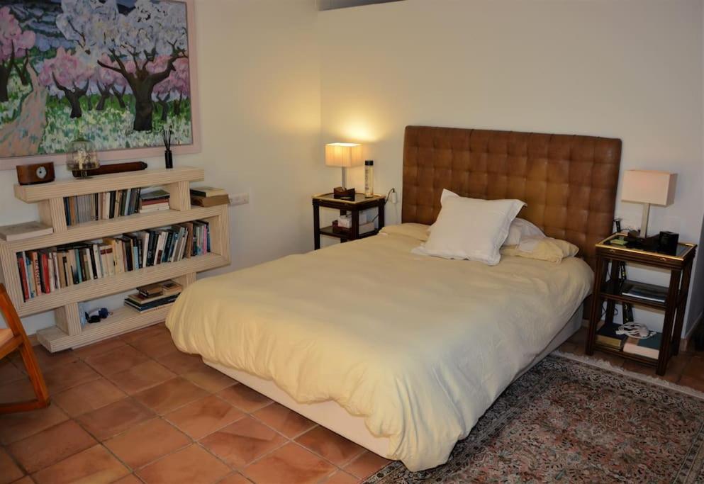 A bed or beds in a room at Villa Sitges Julia Vista Espectacular 2 k m s de la Playa Comoda & Area Tranquila Amplitud interior y plana