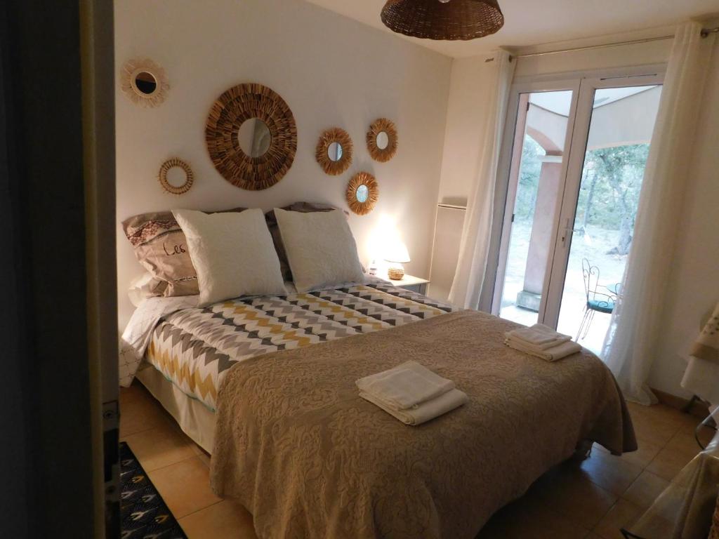 una camera da letto con un grande letto con specchi sul muro di Chez Marie a Régusse