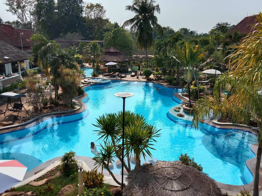 een uitzicht over een zwembad in een resort bij Ban Nam Mao Resort in Na Jomtien
