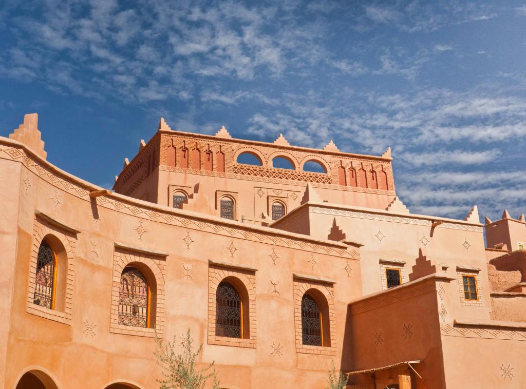 NkobKasbah Hotel Ait Omar的一座顶部有塔的建筑物
