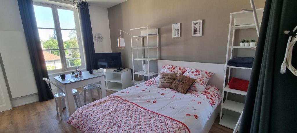een slaapkamer met een bed, een bureau en een raam bij Vittel Studio neuf en Centre-ville idéal curiste in Vittel