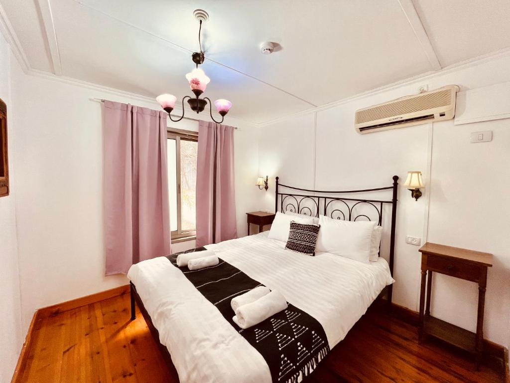 Postel nebo postele na pokoji v ubytování איתן בקתות עץ Eitan Wood Cabins Resort