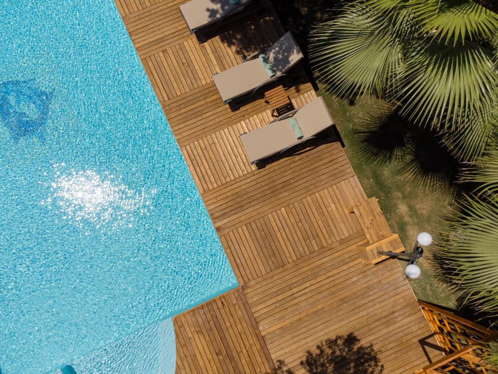 een uitzicht over het zwembad en houten vloeren bij Dolce Vita Luxury Bungalows in Bodrum City