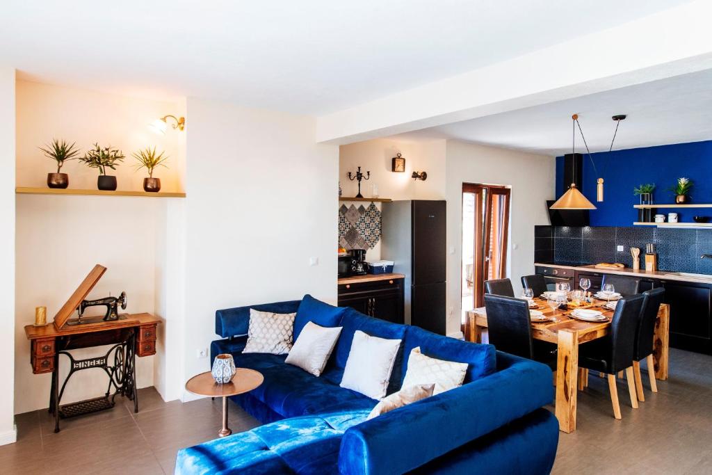 Kuchyň nebo kuchyňský kout v ubytování Apartment Serenity with Private Pool Near the Beach