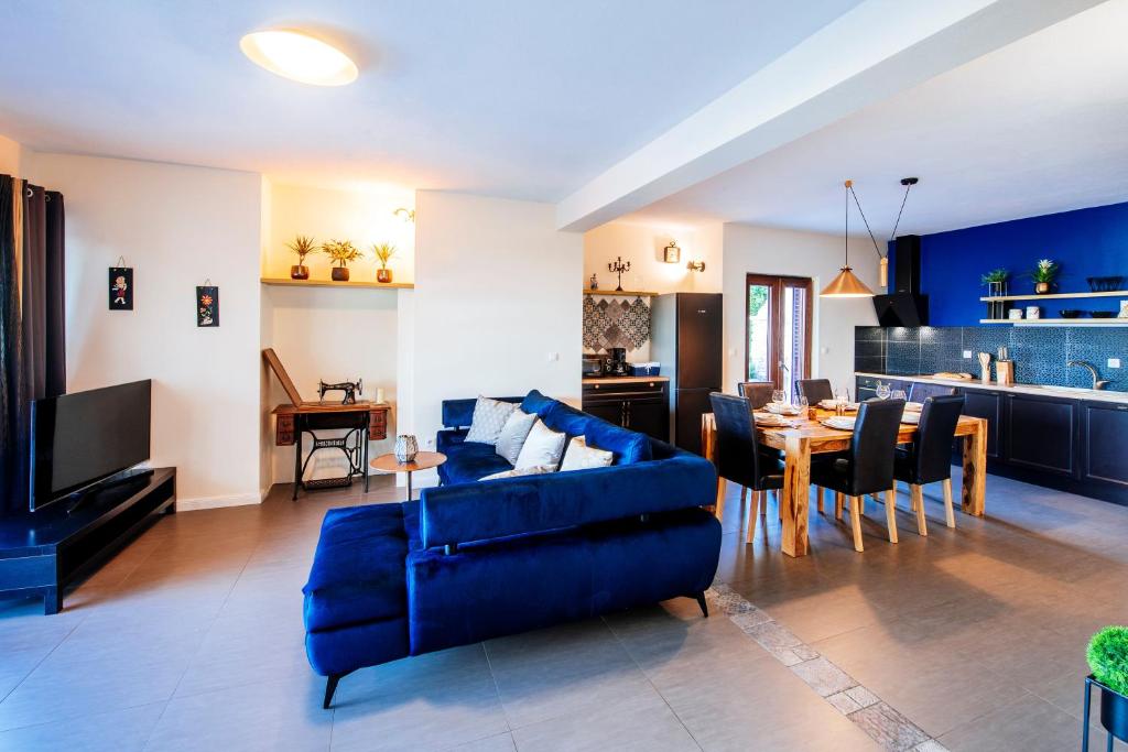 TV a/nebo společenská místnost v ubytování Apartment Serenity with Private Pool Near the Beach