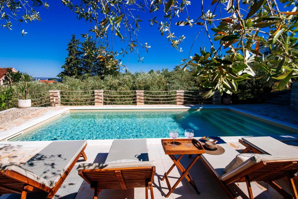 Bazén v ubytování Apartment Serenity with Private Pool Near the Beach nebo v jeho okolí