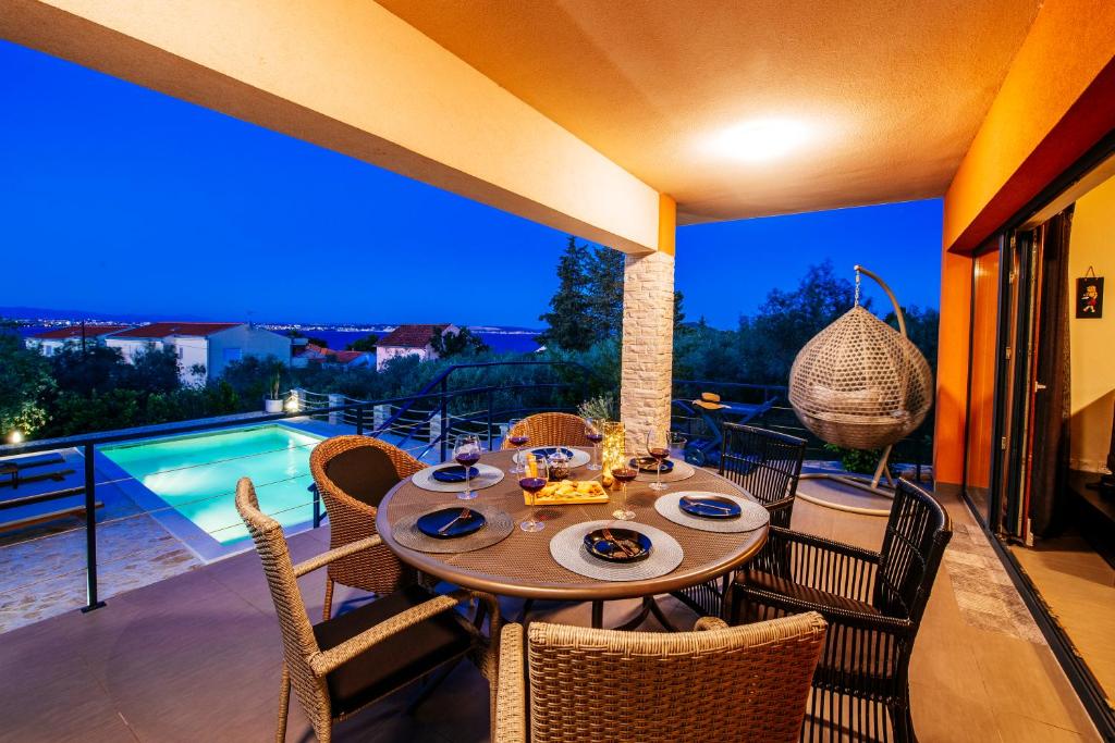 Bazén v ubytování Apartment Serenity with Private Pool Near the Beach nebo v jeho okolí