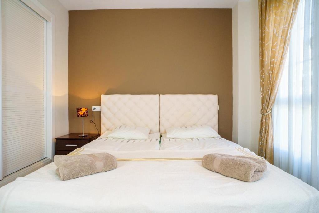 Łóżko lub łóżka w pokoju w obiekcie Los Robles de Los Arqueros golf 3 bedrooms apartment.