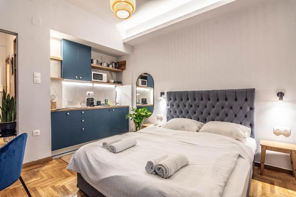 um quarto com uma cama grande com duas toalhas em Blue Truffle em Atenas