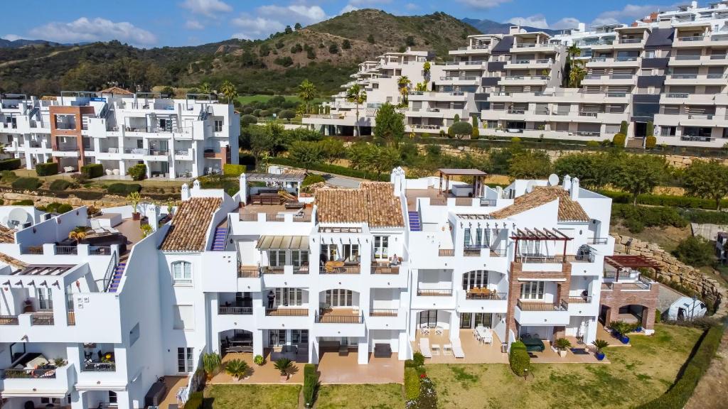 widok z powietrza na białe budynki w mieście w obiekcie Los Robles de Los Arqueros golf 3 bedrooms apartment. w mieście Benahavís