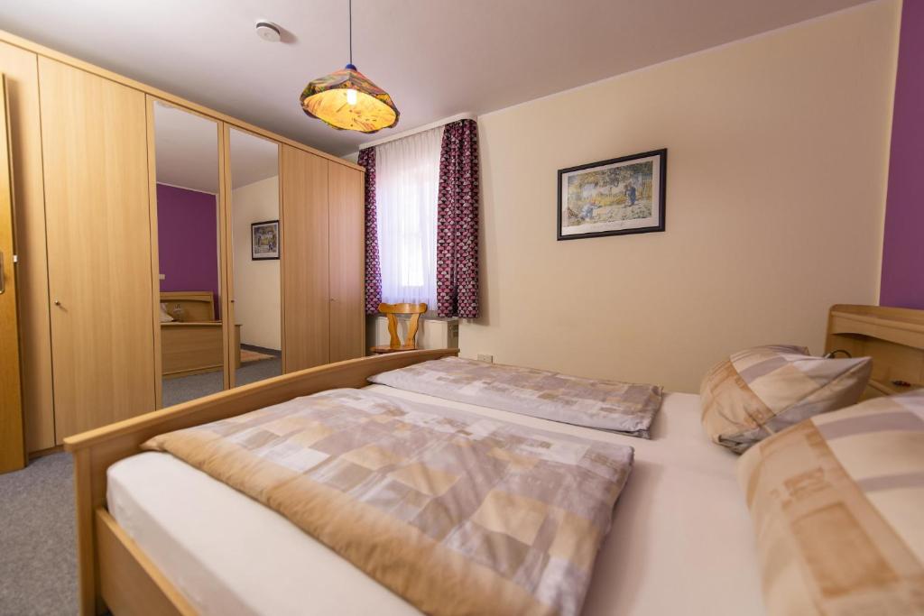 1 Schlafzimmer mit 2 Betten und einem Fenster in der Unterkunft Pension Ferienwohnungen Frey in Tännesberg