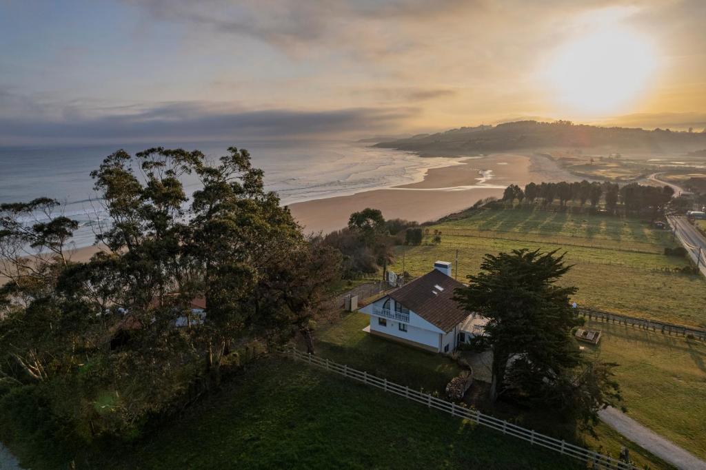 Villas La Gaviota, espectacular villa Wishome con acceso directo a la playa de Oyambre en San Vicente de la Barquera, Cantabria