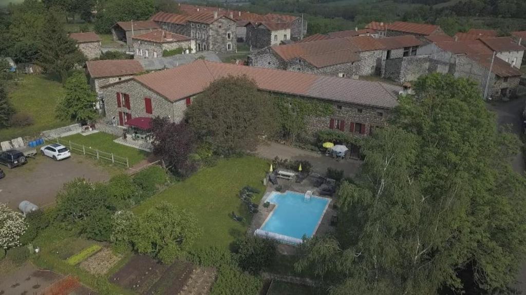 una vista aérea de una casa con piscina en gîte de Vialette, 