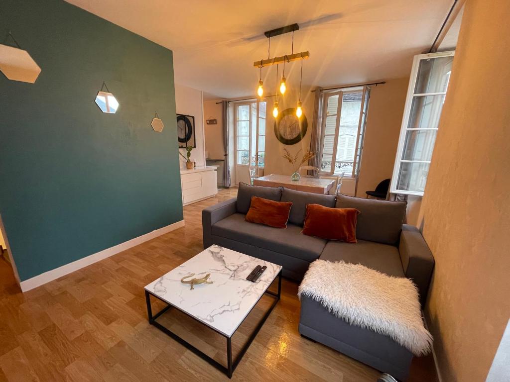 un salon avec un canapé et une table dans l'établissement Gîte du vignoble proche de Chablis, à Saint-Bris-le-Vineux