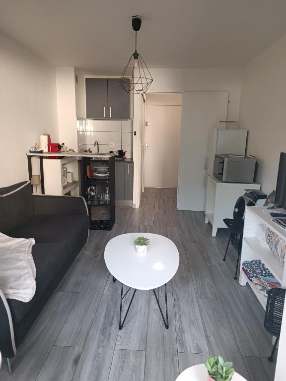 Joli studio res au calme en rez de jardin à Bandol. - Housity