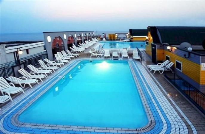 een groot zwembad op een cruiseschip bij Cristoforo Colombo in Caorle