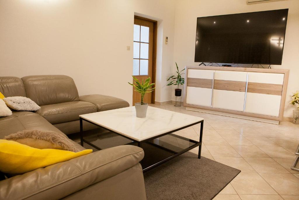 Telewizja i/lub zestaw kina domowego w obiekcie Apartment Nikoleto