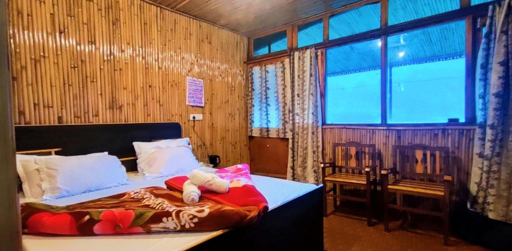 Dhauladhar Woodhouse - Double Room With Mountain View