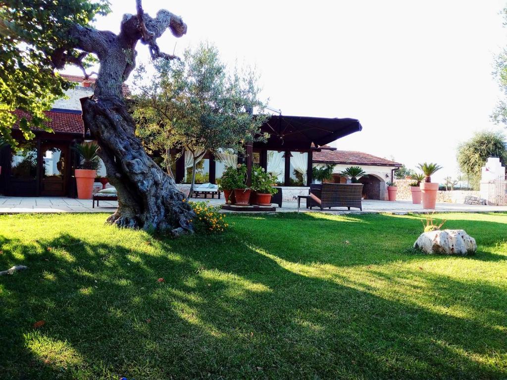 A garden outside Agriturismo Masseria Alberotanza