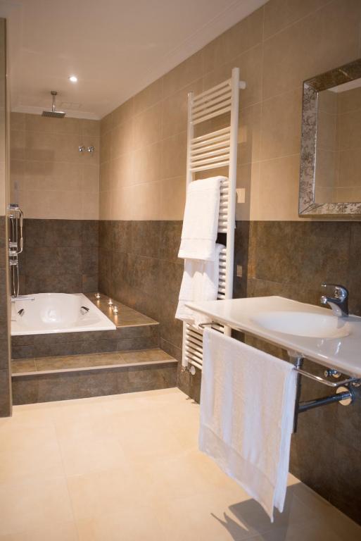Osabarena Hotela - Jacuzzi privado en la habitación en Orozko