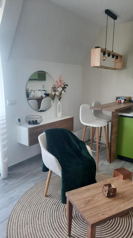 Kuchyň nebo kuchyňský kout v ubytování Sunny Woods Apartment
