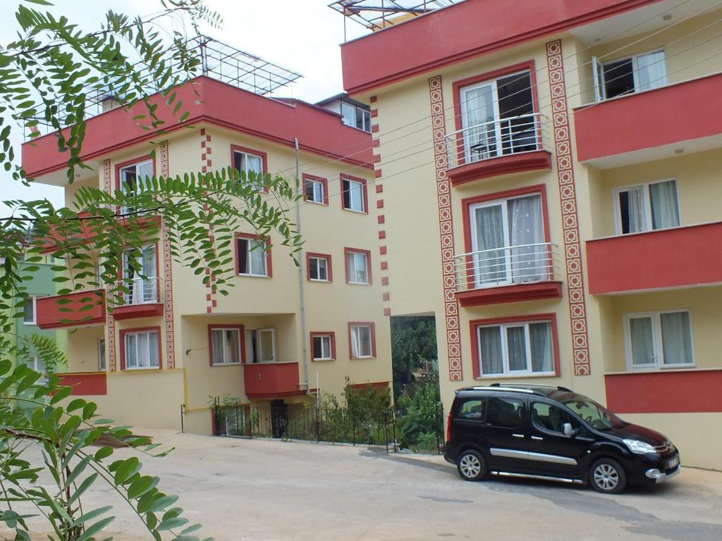 un coche aparcado delante de un edificio en Menekşe Apart 1, en Trabzon