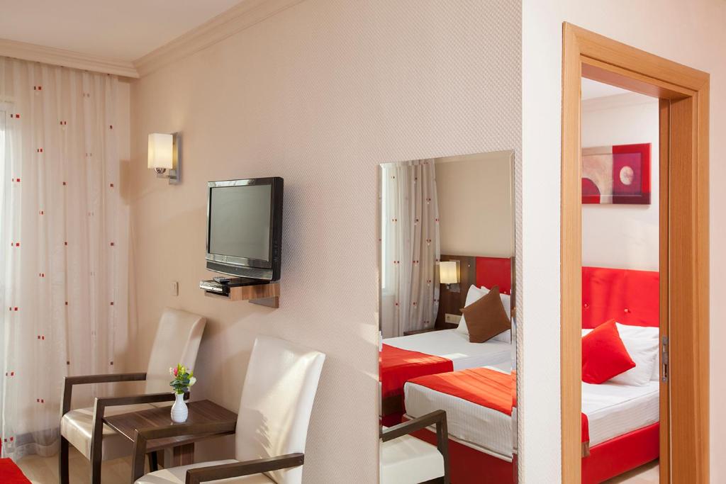 TV a/nebo společenská místnost v ubytování Side Kum Hotel