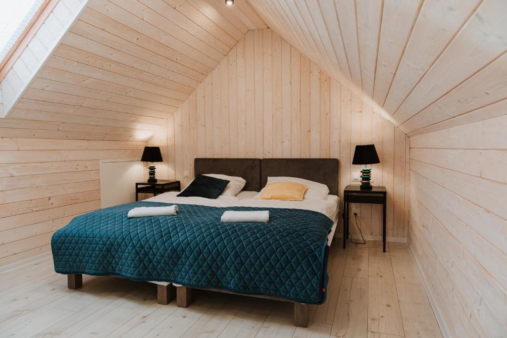 ein Schlafzimmer mit einem großen Bett in einem Zimmer in der Unterkunft Kaszubski Raj in Chmielno