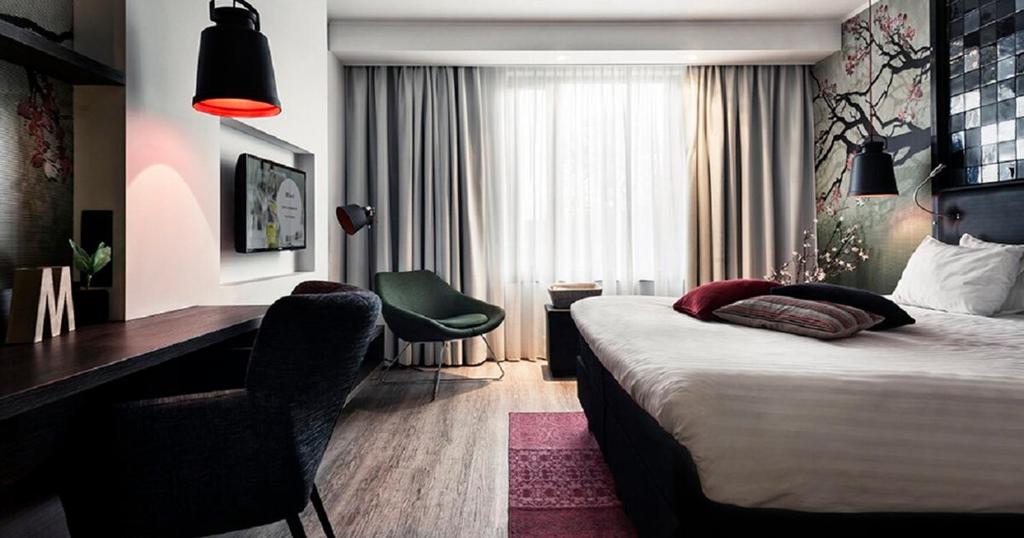 Postel nebo postele na pokoji v ubytování M Hotel