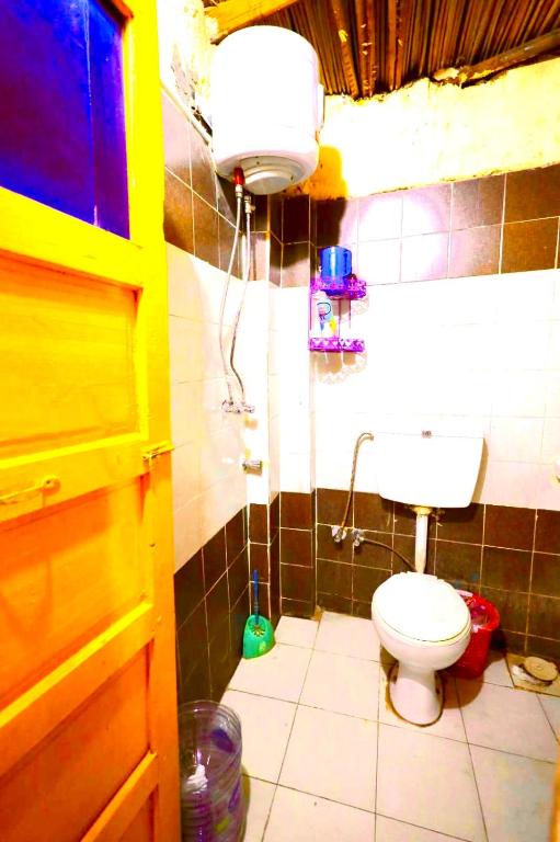 un bagno con un water e un lavandino di Nubian studio a Aswan
