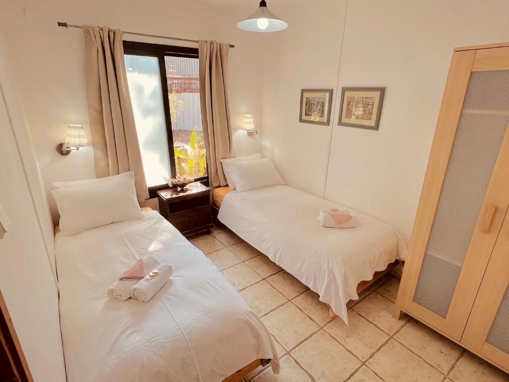 Postel nebo postele na pokoji v ubytování איתן בקתות עץ Eitan Wood Cabins Resort