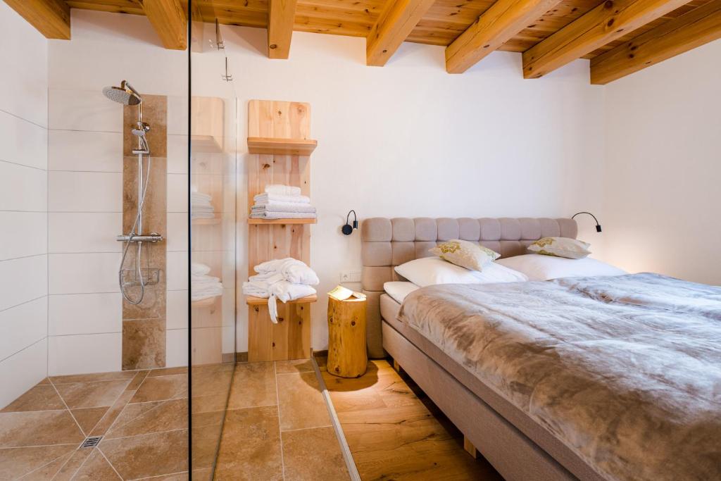 Letto o letti in una camera di Hochleben-Chalets am Erlebnisbauernhof Steinerhof