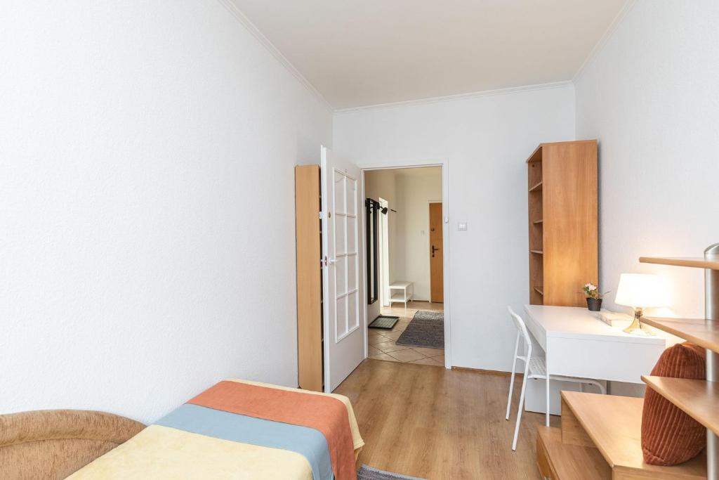 Posteľ alebo postele v izbe v ubytovaní ROOM, Pirenejska 20 Cozy Rooms