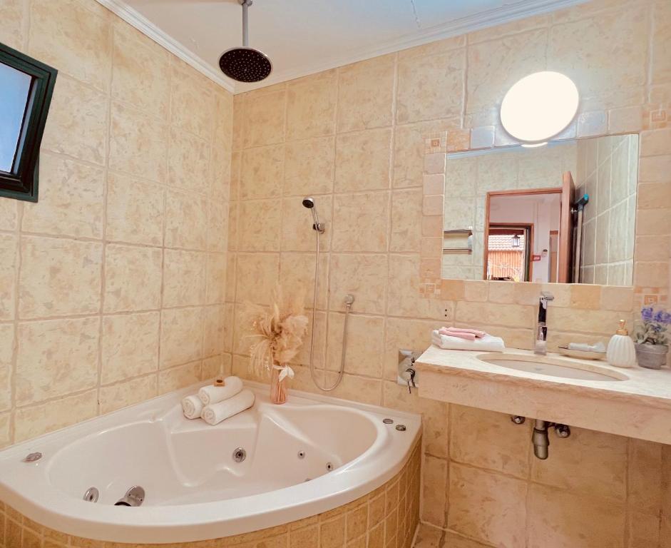 Koupelna v ubytování איתן בקתות עץ Eitan Wood Cabins Resort