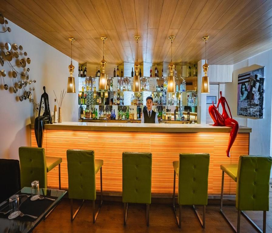 Lounge nebo bar v ubytování Barsana Hotel & Resort Siliguri